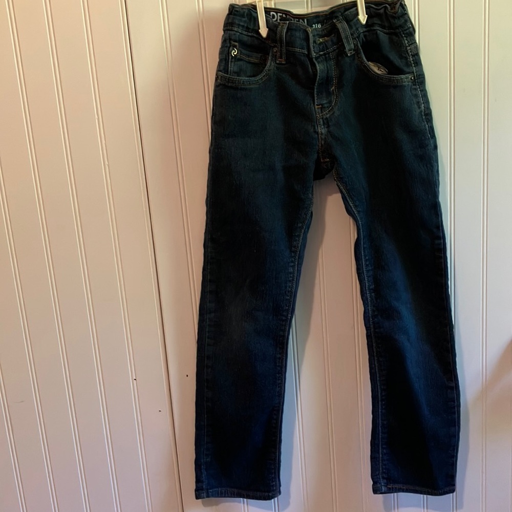 Levi jeans size 8 girls. Like new.